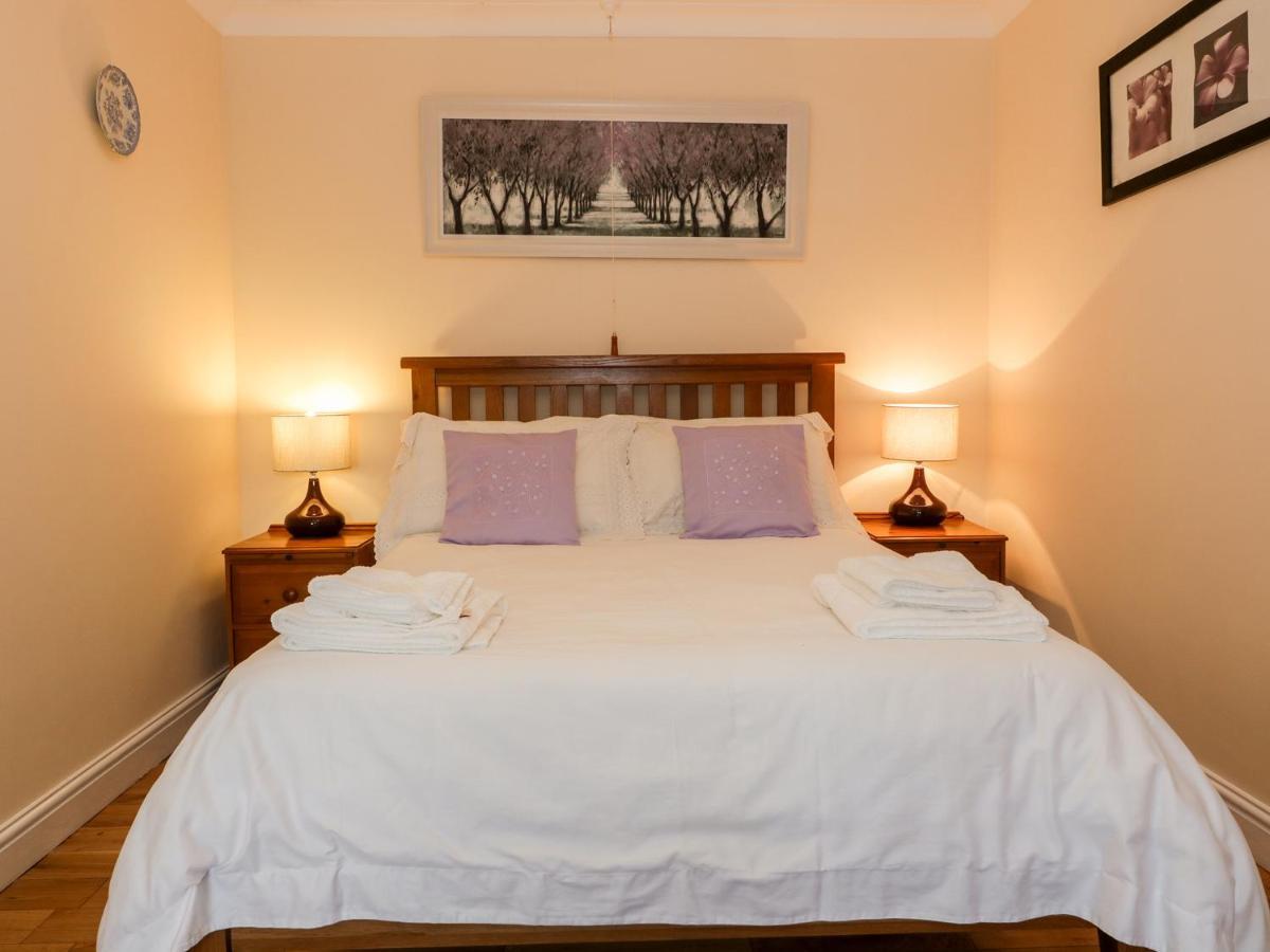 Ffynnonlwyd Cottage Llangynin Екстериор снимка