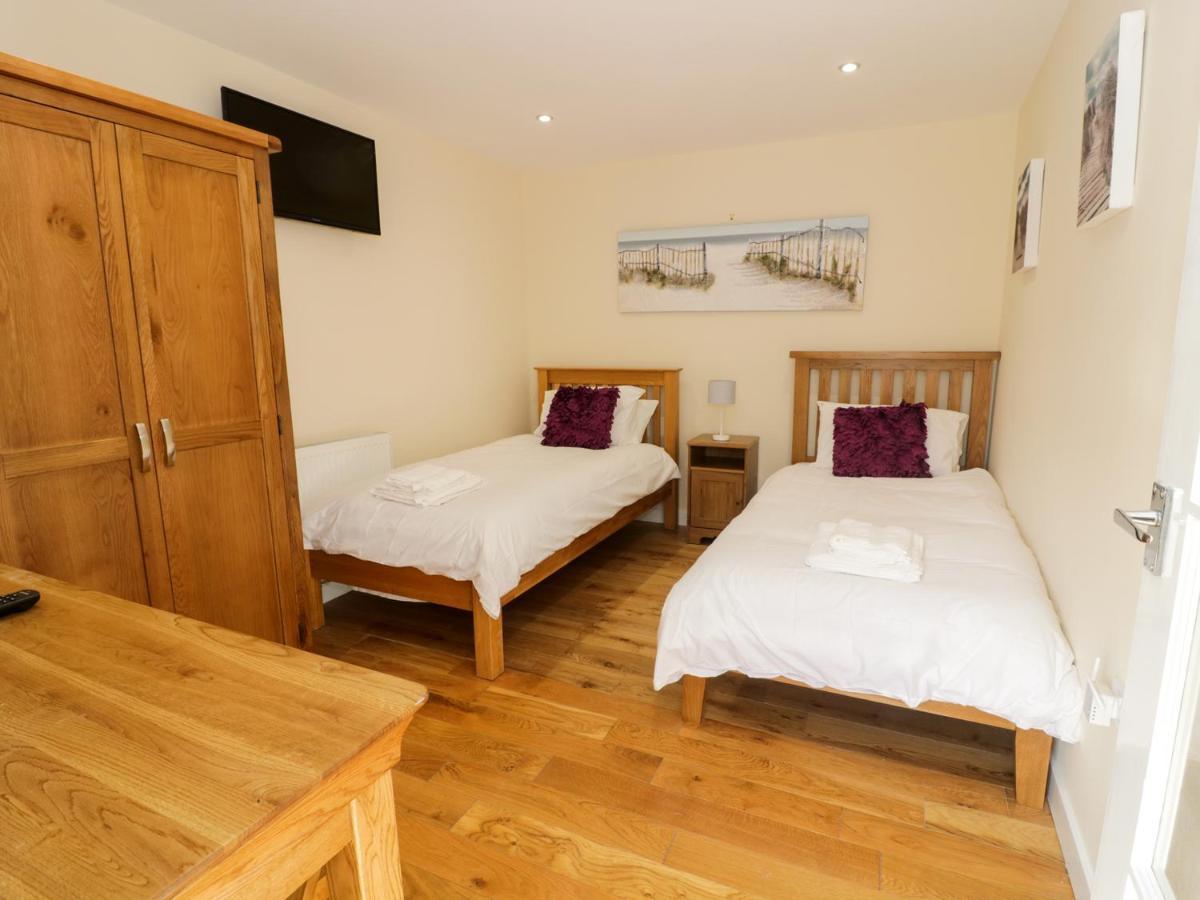 Ffynnonlwyd Cottage Llangynin Екстериор снимка